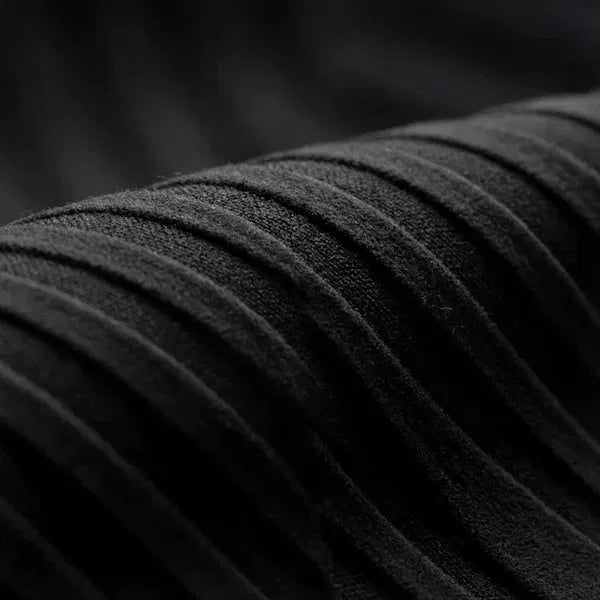 Gros plan sur les lignes sculptantes de la maille