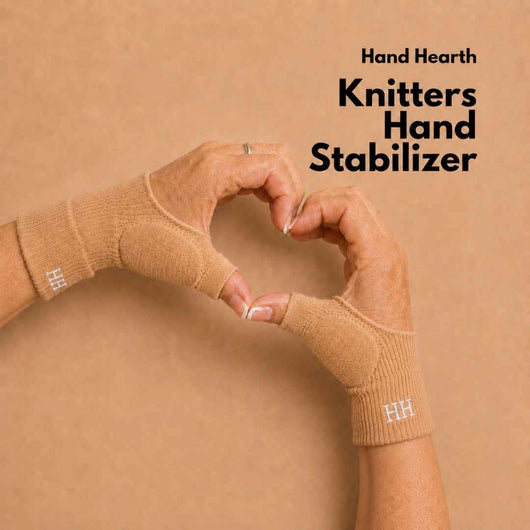 Deux mains portant le Koré Maille beige, doigts libres