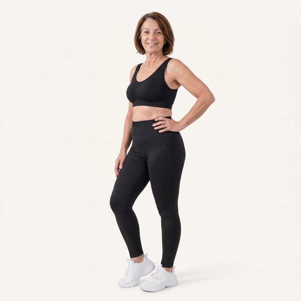 Le legging galbant de la ménopause, noir, porté debout