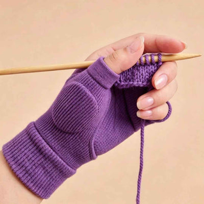 Le Koré Maille violet posé à plat, maille côtelée visible