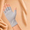 Gant de compression sans doigts en maille de viscose de bambou, porté sur une main