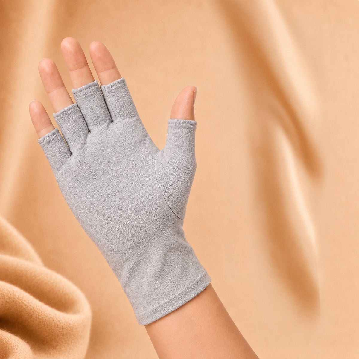Gant de compression sans doigts en maille de viscose de bambou, porté sur une main